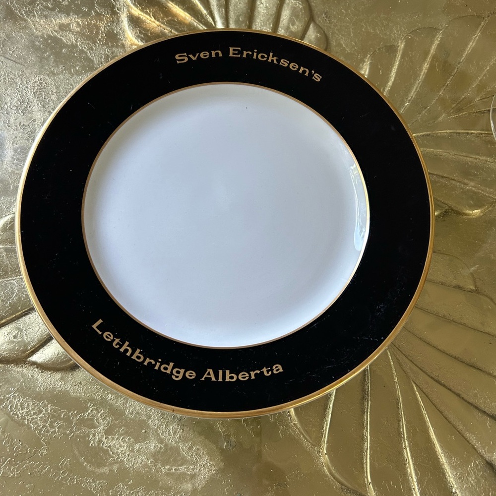 Sven Black and Gold Accent Dinner Plate Sven Ericksen’s authentic only 1 pc